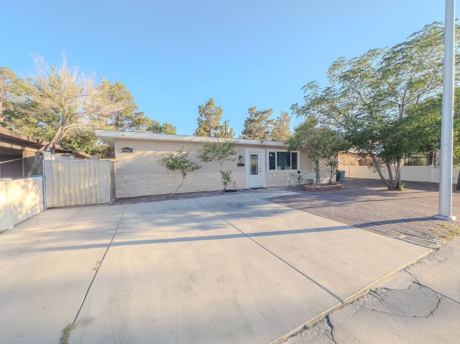 stylish-villa-with-pool-and-hot-tub-near-las-vegas-strip/