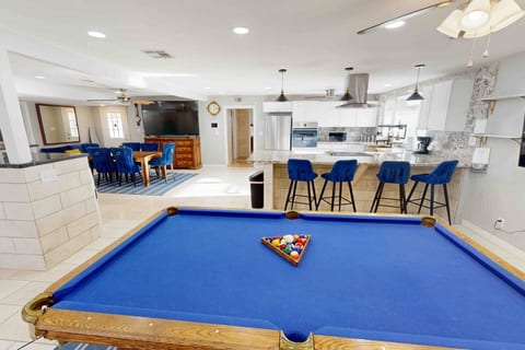 Min to Strip Spacious Villa Spa Pool hot tub