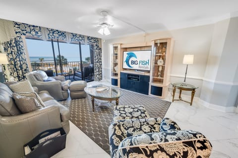 Amazing Living Room with Stunning Views🌊☀️