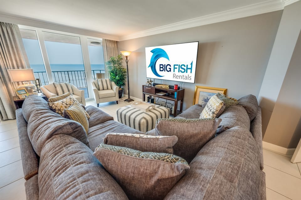 Amazing Living Room with Stunning Views🌊☀️