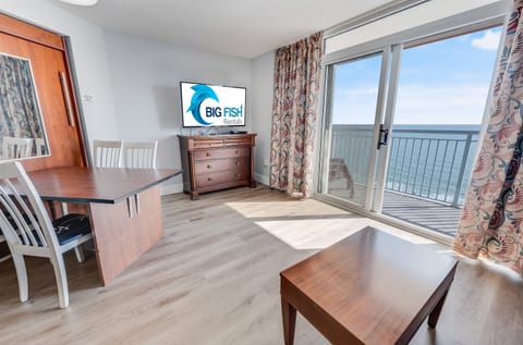 Living Room with Stunning Views🌊☀️