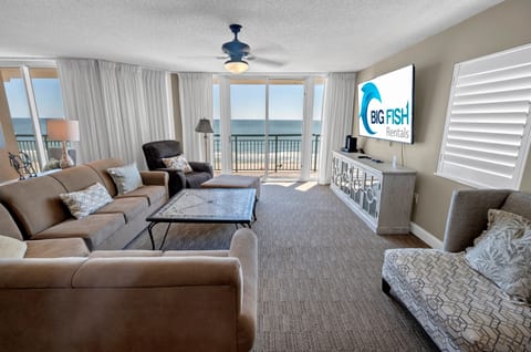 Amazing Living Room with Stunning Views🌊☀️