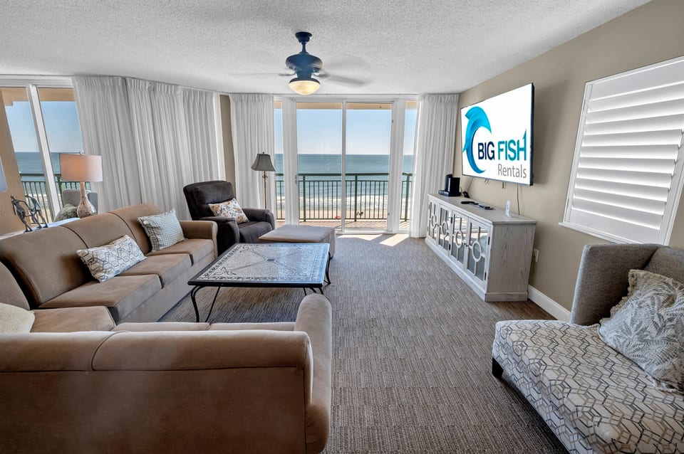 Amazing Living Room with Stunning Views🌊☀️