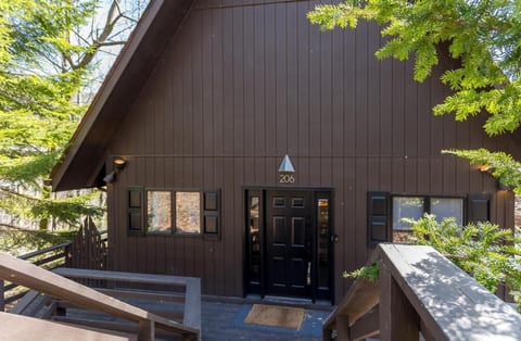 The Eagles Nest Captain’s Cabin w/ EV Charger