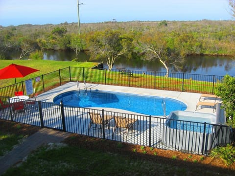 Great 14'x28' saltwater pool (May 18th -Sept 28th) with hot tub, table & chairs 