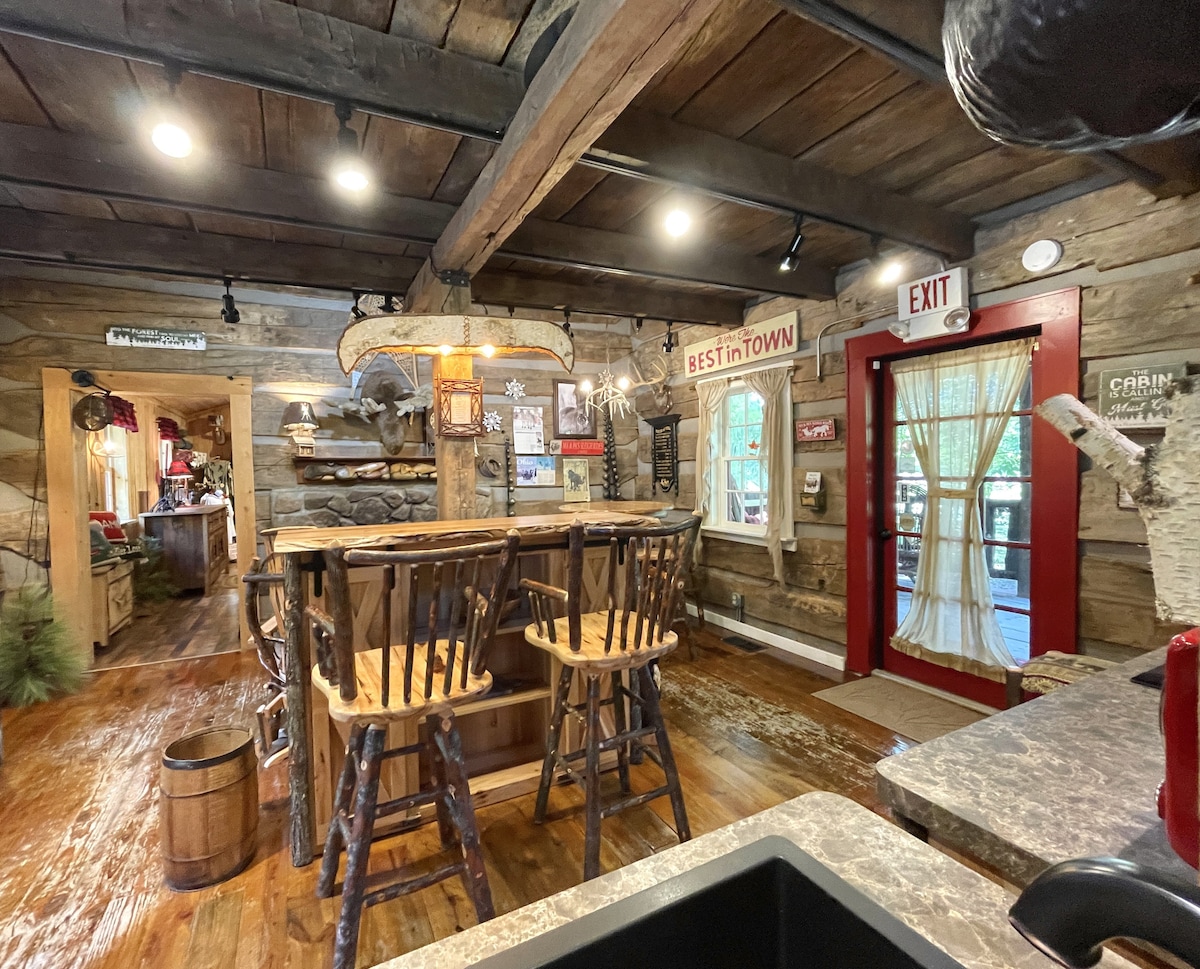 ma-and-pa's-"wild-at-heart"-cabin-outdoor-bath/