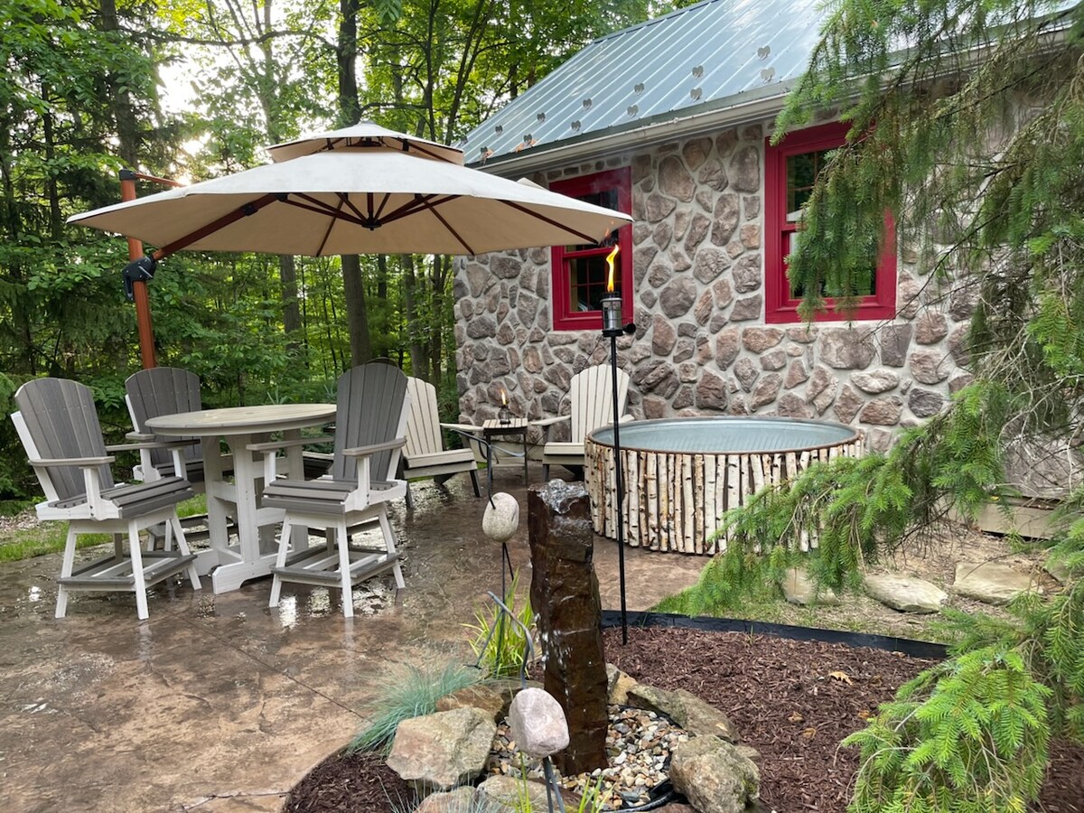 ma-and-pa's-"wild-at-heart"-cabin-outdoor-bath/