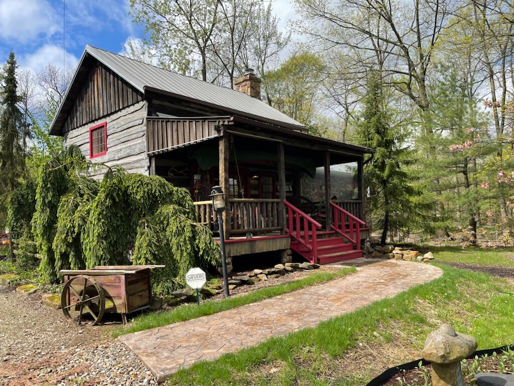 ma-and-pa's-"wild-at-heart"-cabin-outdoor-bath/