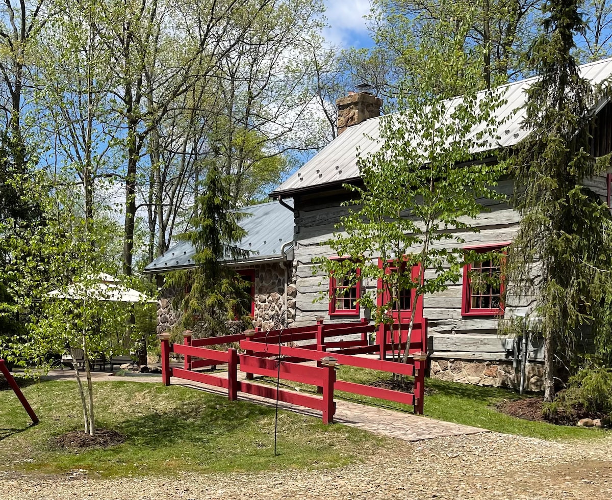 ma-and-pa's-"wild-at-heart"-cabin-outdoor-bath/