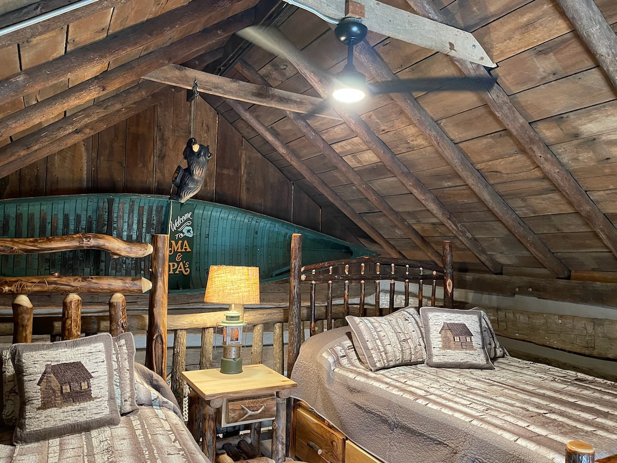 ma-and-pa's-"wild-at-heart"-cabin-outdoor-bath/