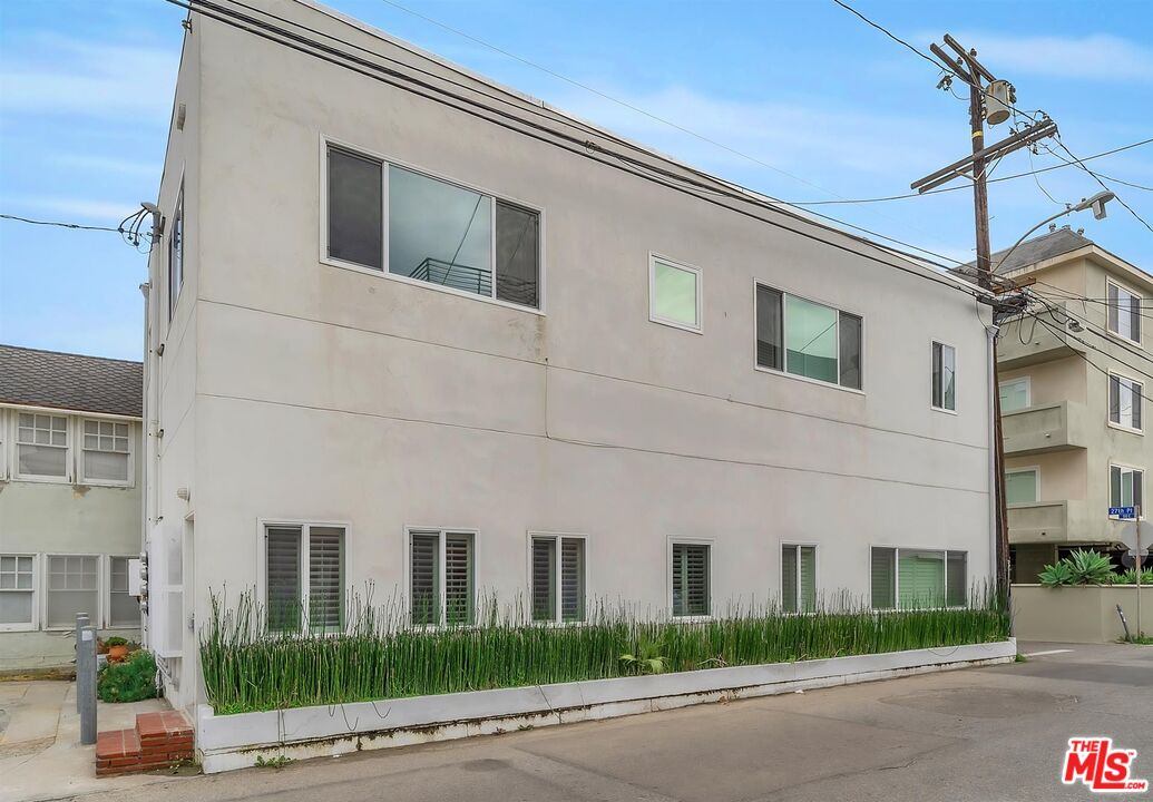 famous-venice-beach-getaway/