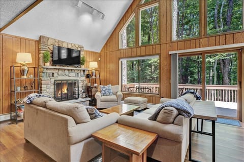 Idyllic Pocono - 5BR Amenity Filled Retreat!