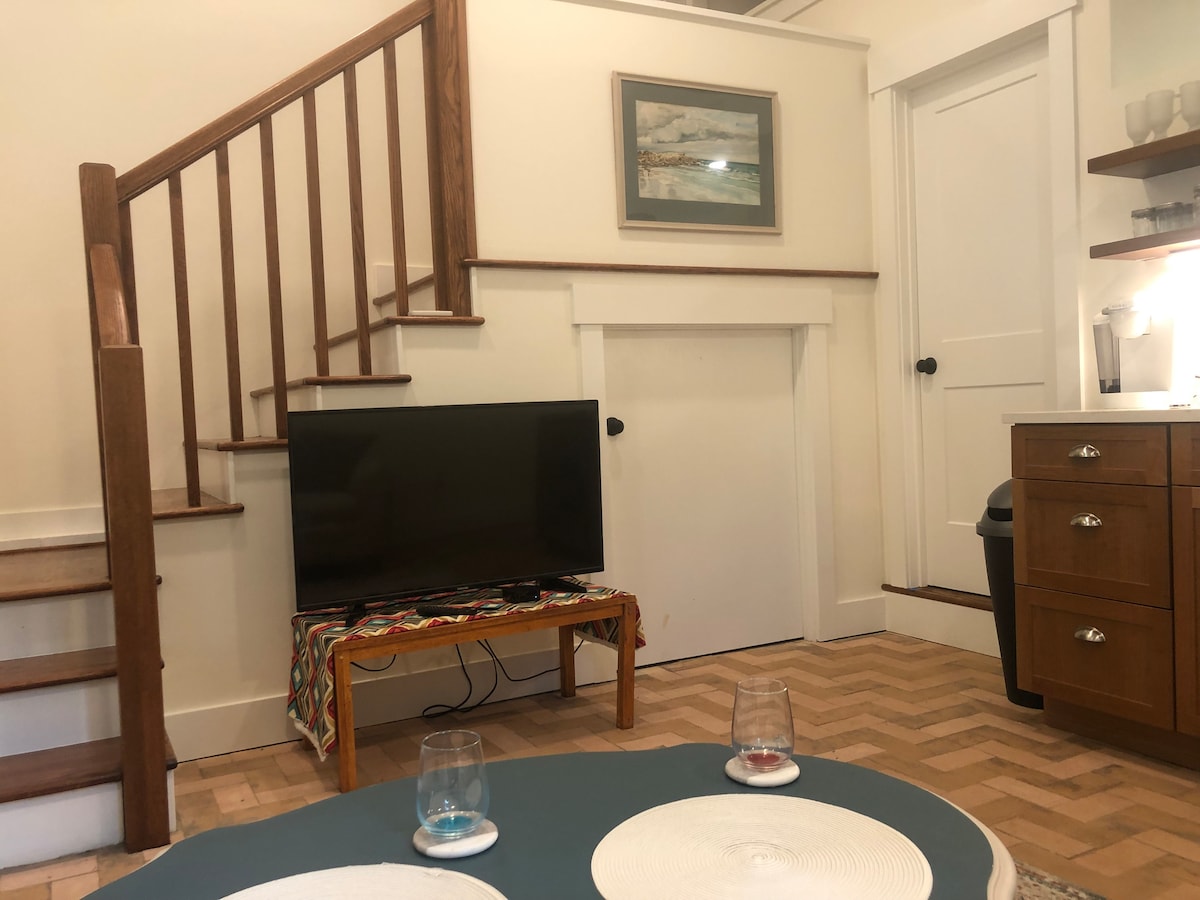 adorable-newly-renovated-in-town-oasis!/