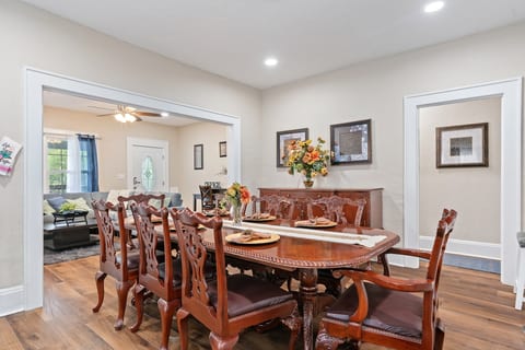 Bungalow Retreat-Fire Pit/Grill/Patio/Games/Porch