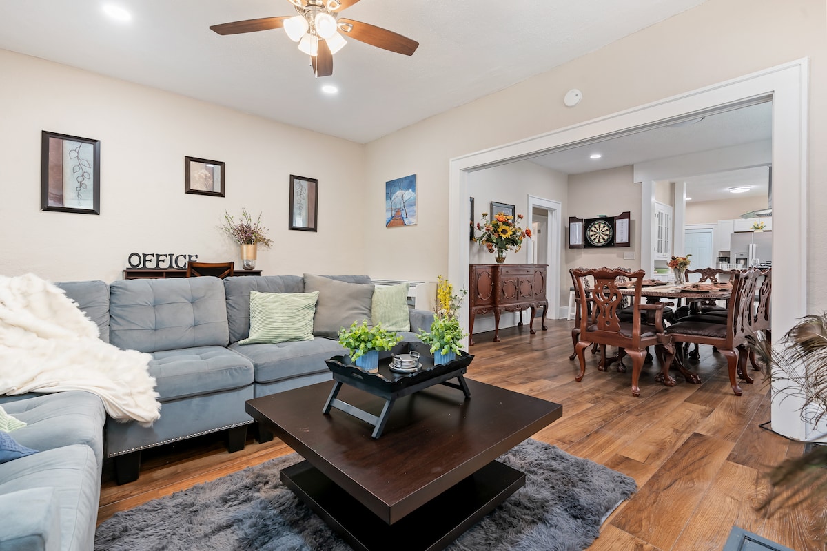 Bungalow Retreat-Fire Pit/Grill/Patio/Games/Porch image 1