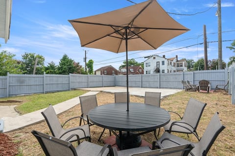 Bungalow Retreat-Fire Pit/Grill/Patio/Games/Porch