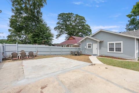 Bungalow Retreat-Fire Pit/Grill/Patio/Games/Porch