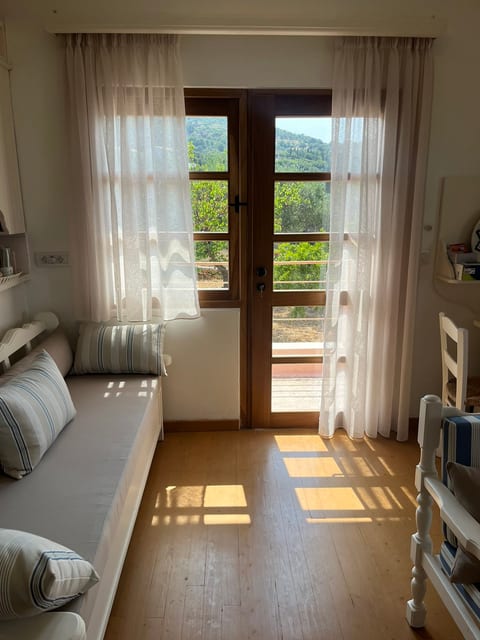 The traditional sofa (70x180 cm) can comfortably be used as a single bed — ideal for young guests or adults with an average build. A cozy and straightforward option for extra sleeping, in harmony with the relaxed island atmosphere