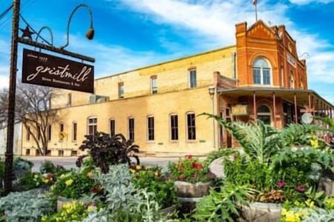 Riverfront Townhome B, Steps to Gruene