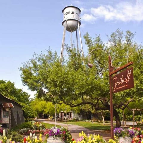 Riverfront Townhome B, Steps to Gruene