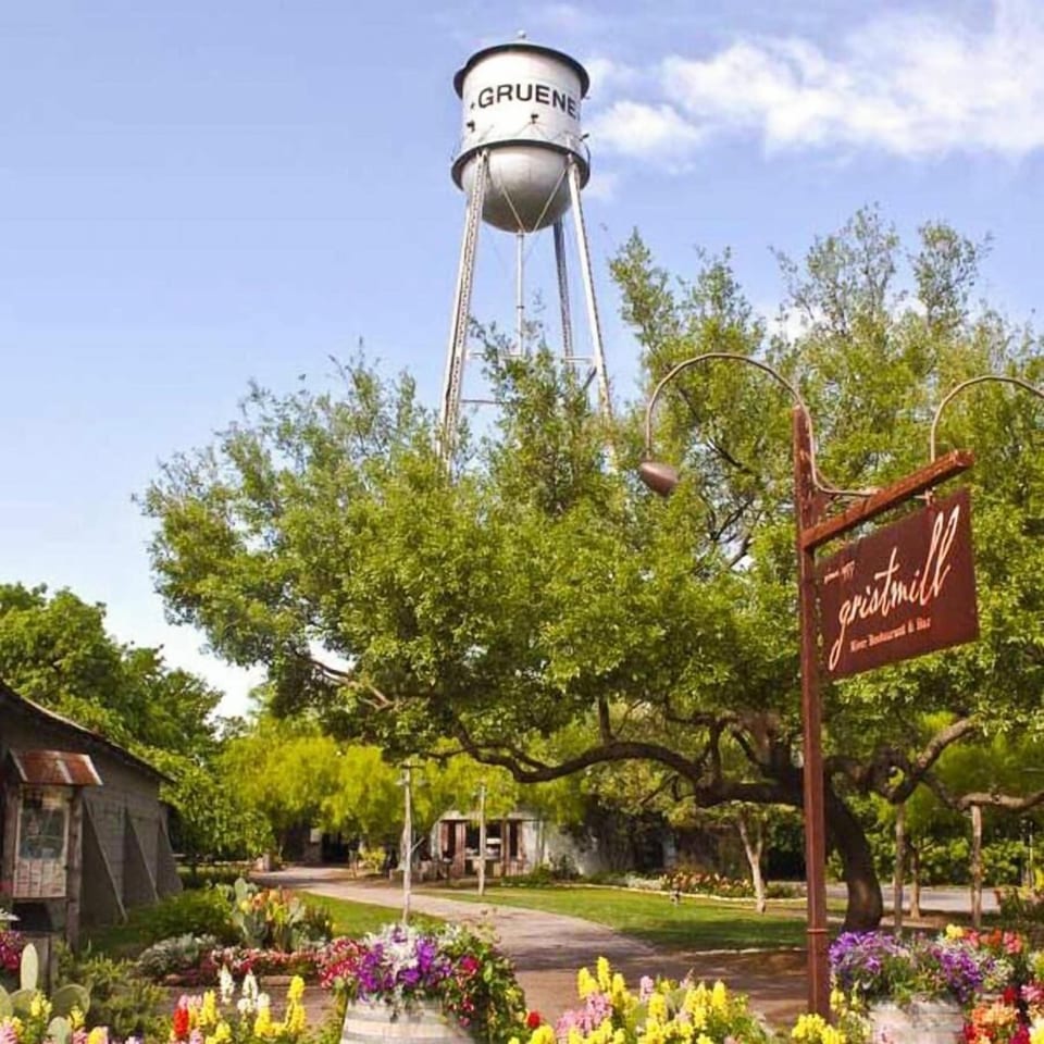Riverfront Townhome B, Steps to Gruene - New Braunfels