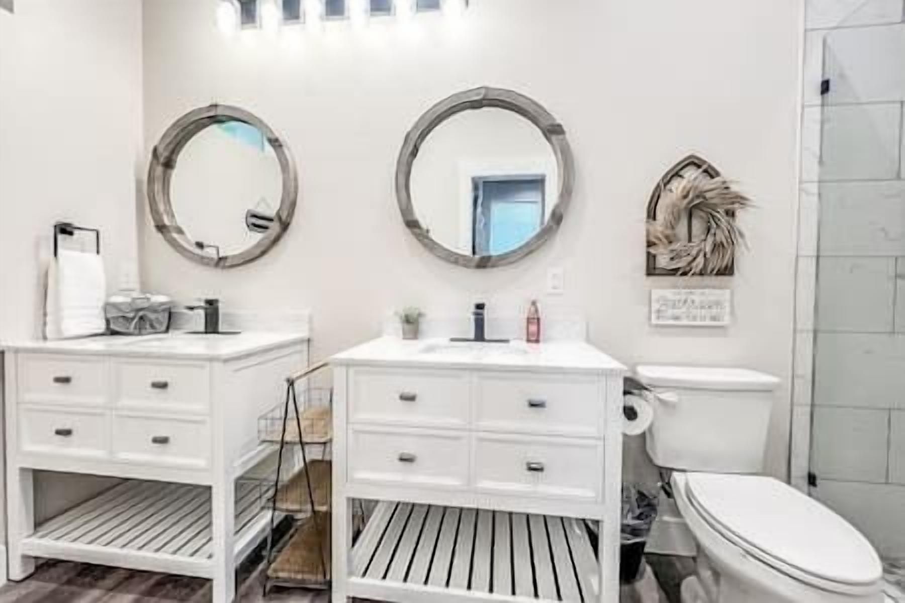 Enjoy the luxury of plush white towels, complimentary shampoo, and body wash.