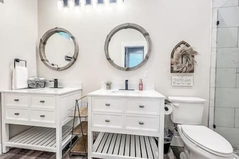 Enjoy the luxury of plush white towels, complimentary shampoo, and body wash.