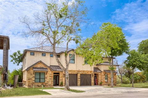 River Townhome A Steps Gruene Hall