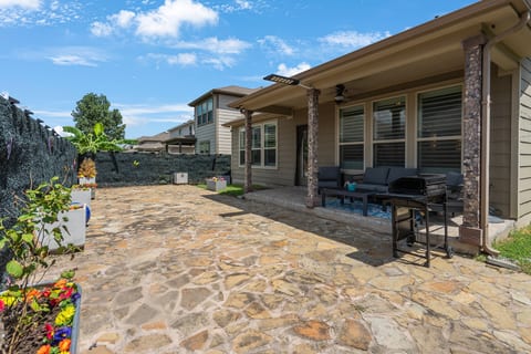 Open-Concept 4-BR Austin w/ Game Room, Karaoke & Sound System