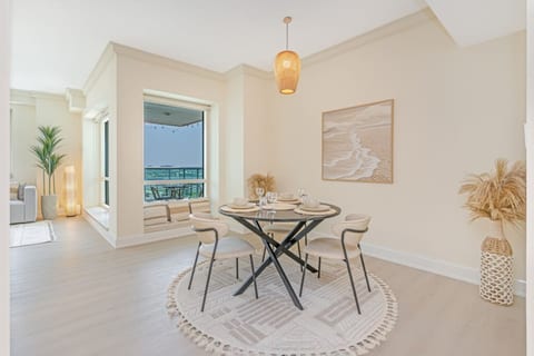 2BR Dubai Marina Apt | Walk to Metro, Pool & Gym