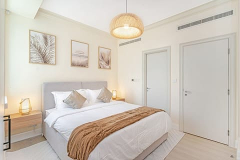 2BR Dubai Marina Apt | Walk to Metro, Pool & Gym