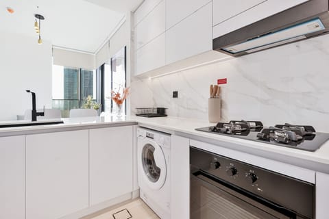 Savis Home-Enjoy the City Skyline View