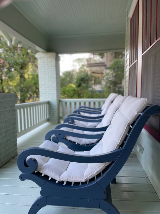 Sit a while and watch the world go by on this beautiful front porch.   Seating for 4 from Front Gate with overhead fan.