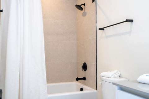 Beautiful 4-Bedroom House with Splash Pool