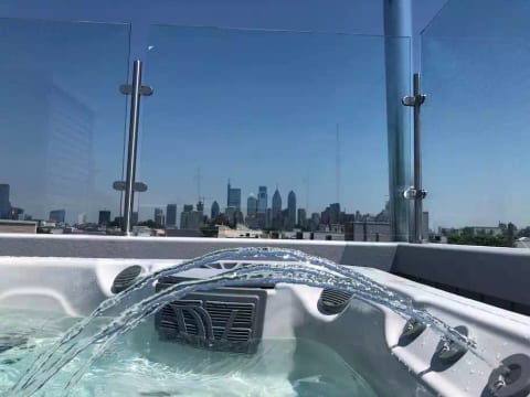 Lux Hot Tub Four Seasons