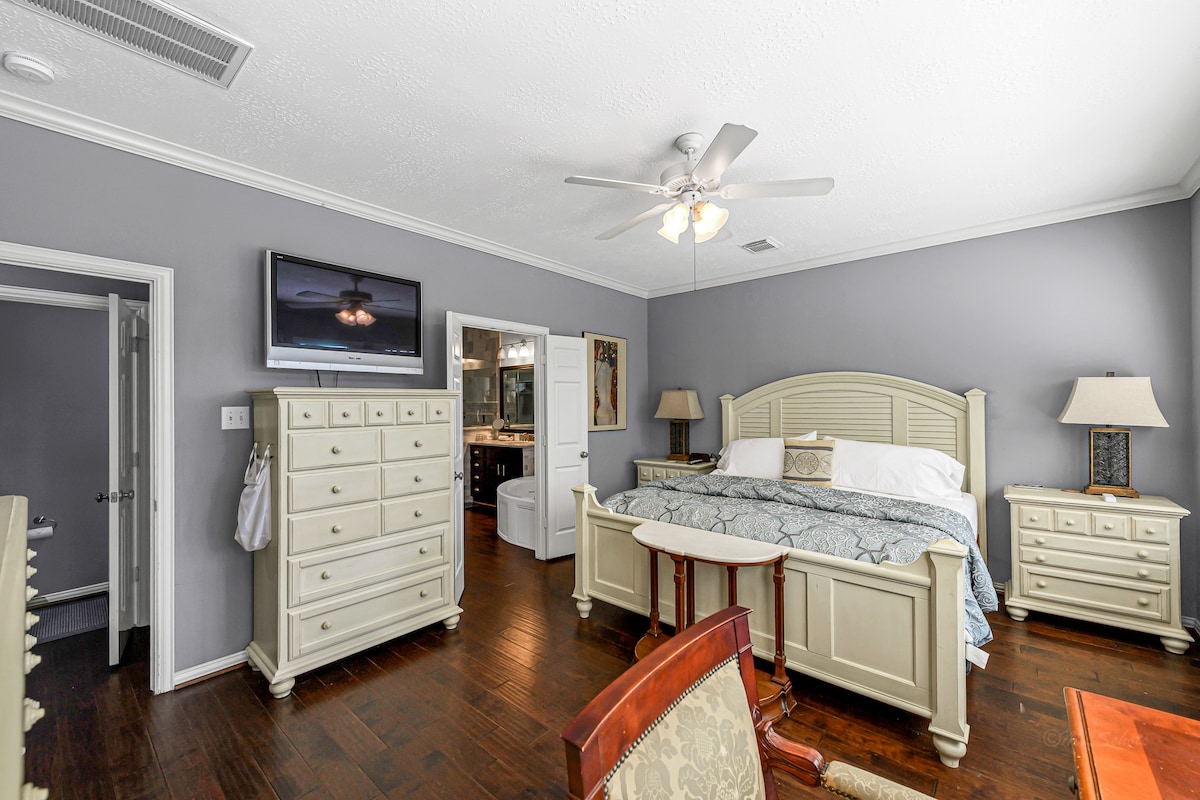 Spacious bedroom with comfortable furnishings for a restful stay.