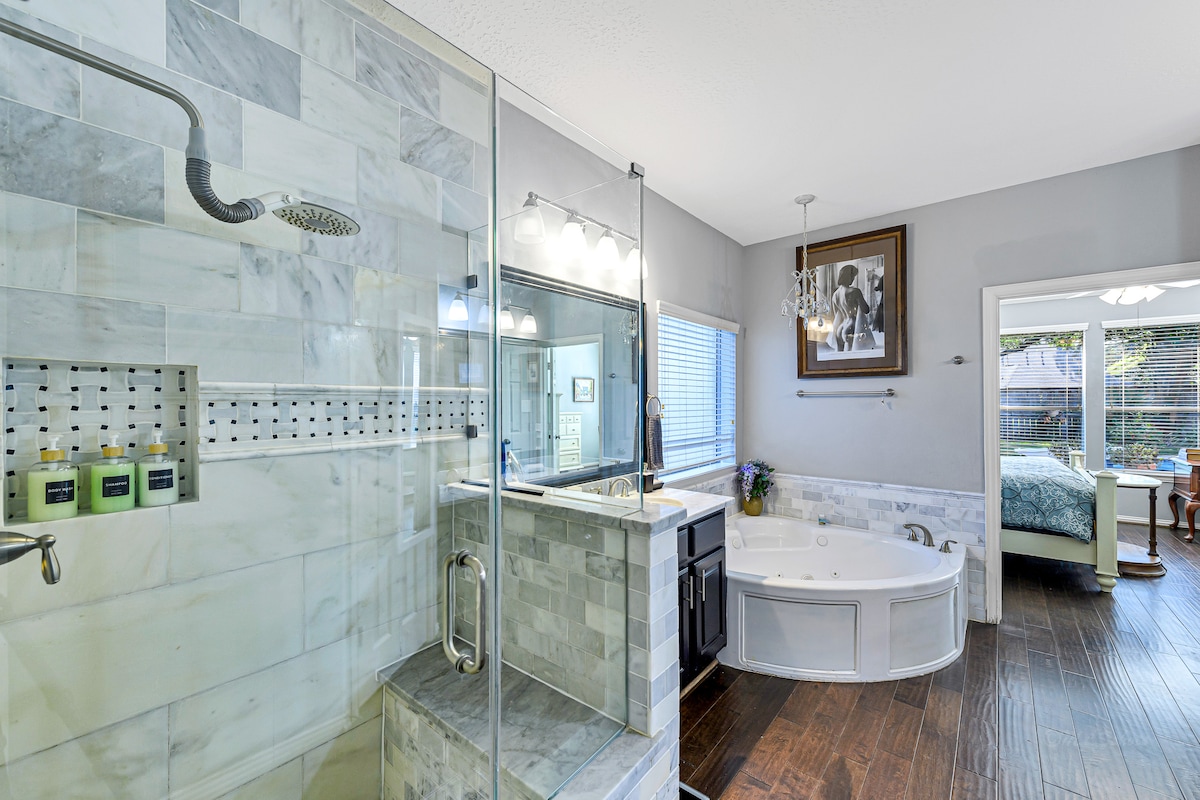 Bright, relaxing space to unwind after a long day.  Shampoo, conditioner, and body wash is provided.