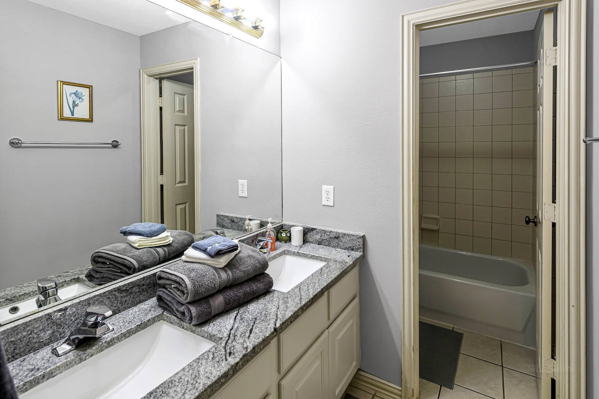 Full bathroom with tub and shower combo for added convenience.  Shampoo, conditioner, and shower gel provided.