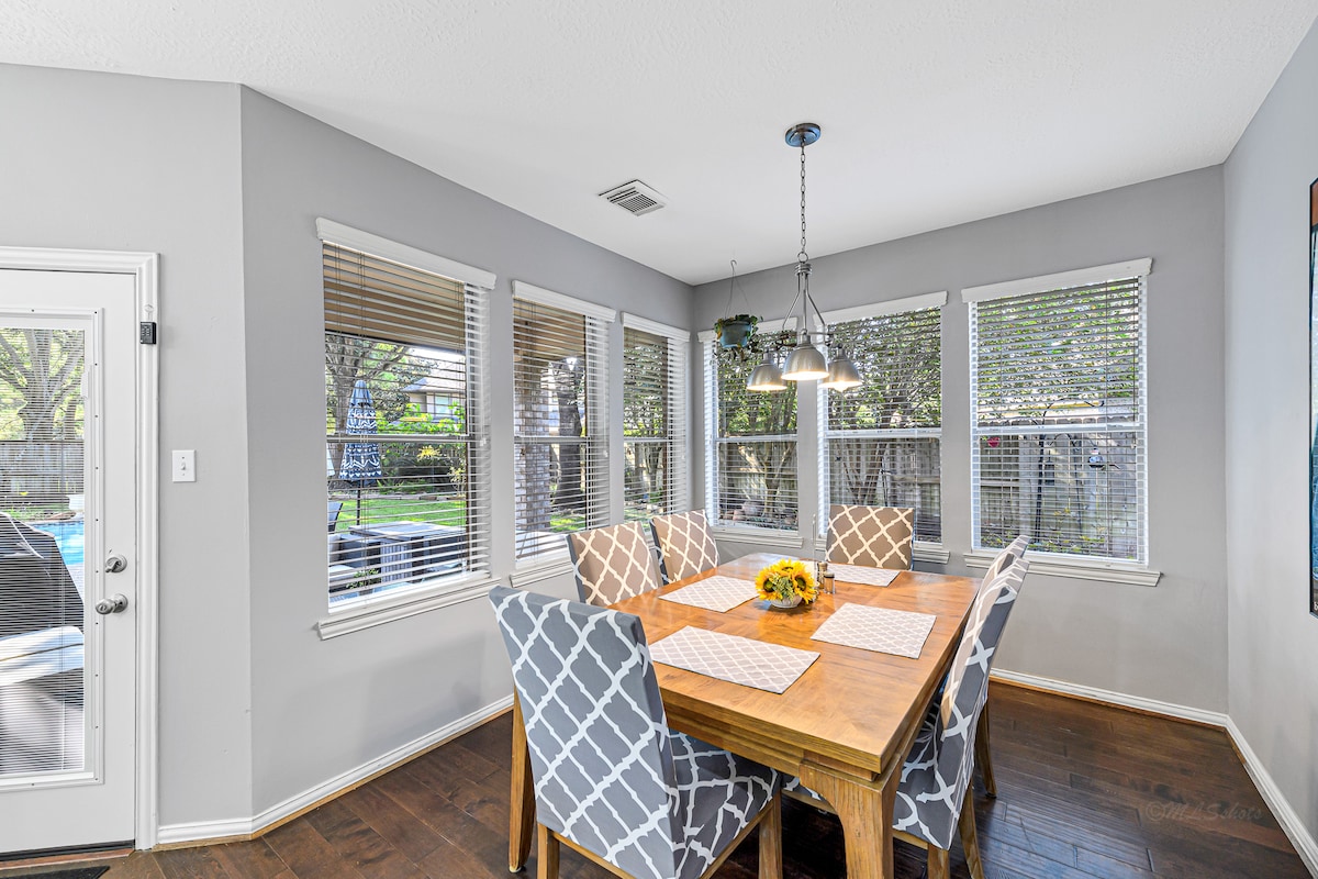 Sunny dining nook, perfect for family meals, morning coffee, and bird watching.