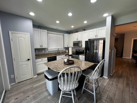|Sleeps 9|1bed/full bath downstairs|Dog friendly| image 4