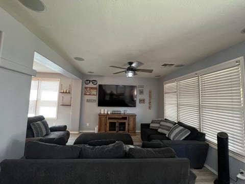 |Sleeps 9|1bed/full bath downstairs|Dog friendly| image 3