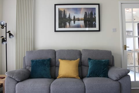 Two Bed, Sleeps 4, Quiet Cul-de-sac near Centre MK image 2