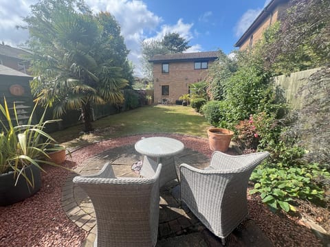 Two Bed, Sleeps 4, Quiet Cul-de-sac near Centre MK image 1