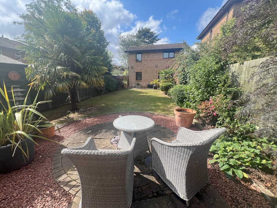 Two Bed, Sleeps 4, Quiet Cul-de-sac near Centre MK image 1