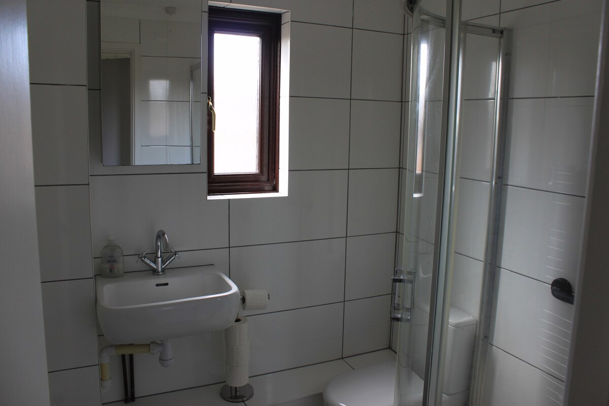 two-bed-sleeps-4-quiet-cul-de-sac-near-centre-mk/