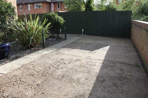 Two Bed, Sleeps 4, Quiet Cul-de-sac near Centre MK image 4