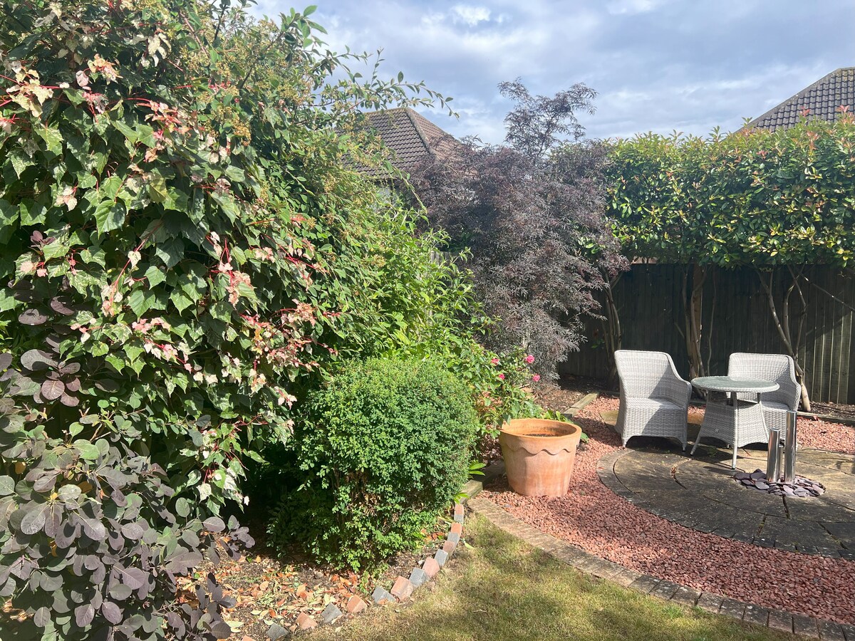 two-bed-sleeps-4-quiet-cul-de-sac-near-centre-mk/