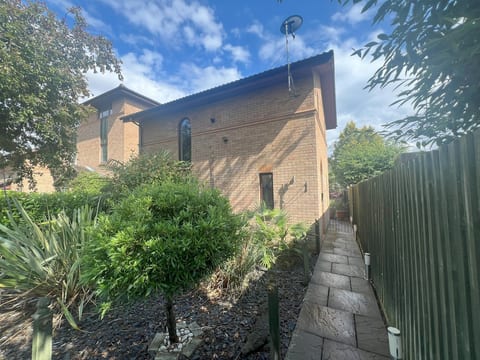 Two Bed, Sleeps 4, Quiet Cul-de-sac near Centre MK image 3