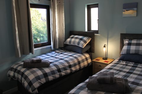 Two Bed, Sleeps 4, Quiet Cul-de-sac near Centre MK image 5
