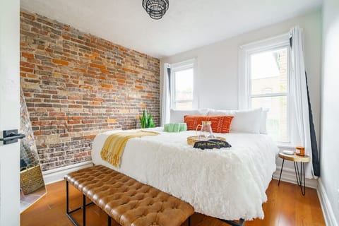 PRIME Location - Top Rated - Parking Free - CLEAN
